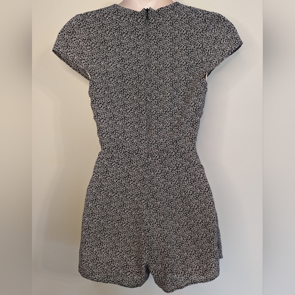 UO KIMCHI BLUE ditsy floral romper one piece outfit xs 0 black white - Picture 9 of 16